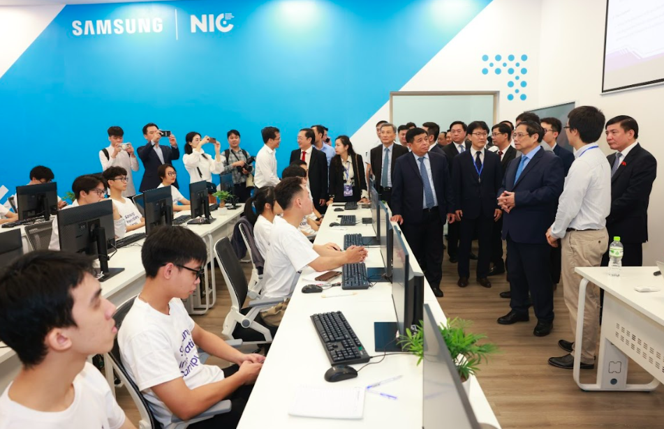 300 sinh viên học Big Data, AI, IoT tại Trung tâm Đổi mới sáng tạo Quốc gia
