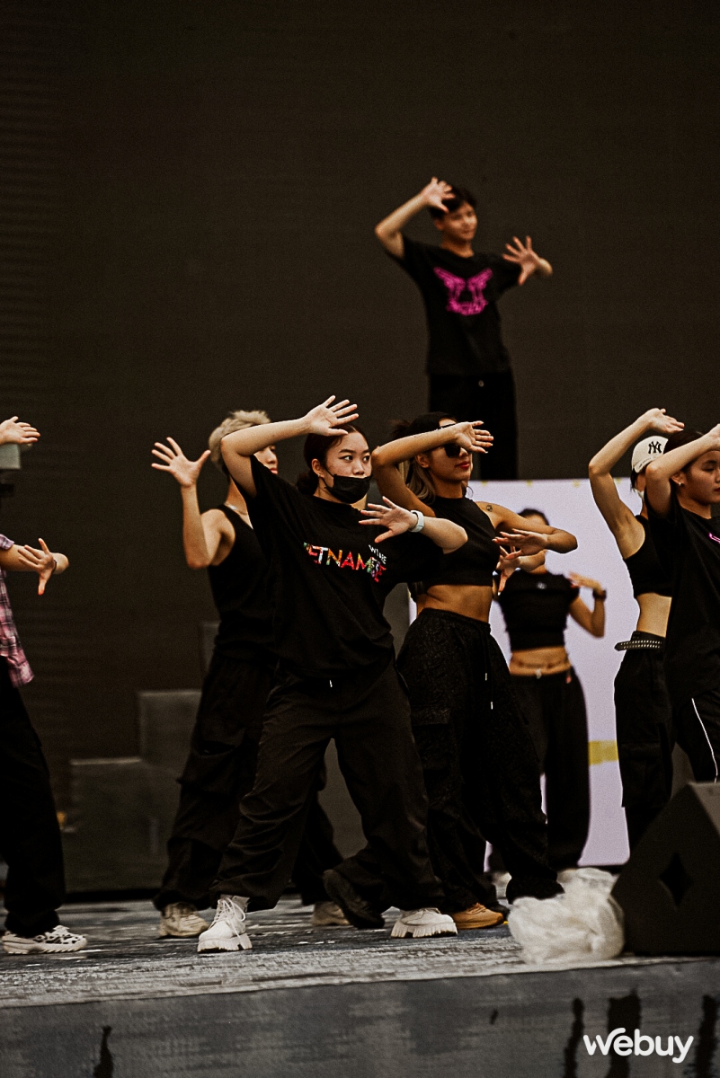 Tất bật chuẩn bị Gala Better Choice Awards: Dàn âm thanh ánh sáng “khủng”, nhiều khán giả hứng thú đến xem trước tổng duyệt
