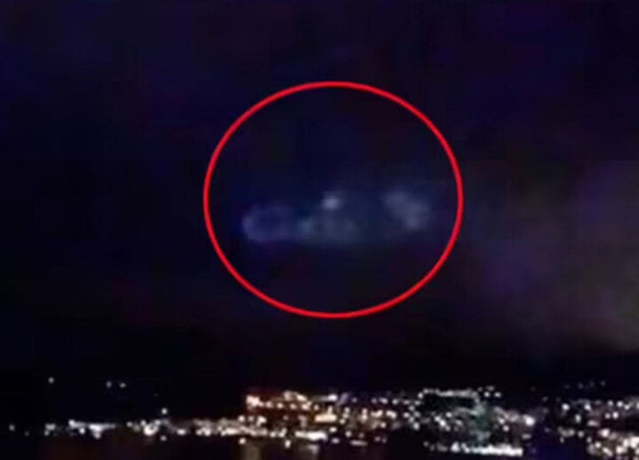 UFO hình đĩa khổng lồ lơ lửng trên hồ nổi tiếng Thụy Sĩ