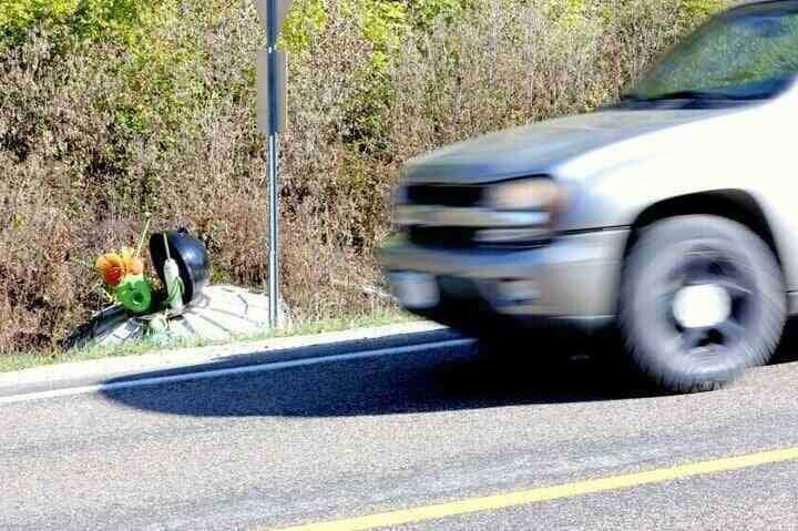 Vật thể bí ẩn giống UFO bị bỏ lại ven đường - Ảnh 2.