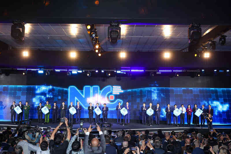 Viettel, Samsung, SpaceX hội tụ tại Triển lãm Quốc tế Đổi mới sáng tạo Việt Nam 2023: Trình diễn hàng loạt công nghệ mới, công bố chip 5G - Ảnh 2. Viettel, Samsung, SpaceX hội tụ tại Triển lãm Quốc tế Đổi mới sáng tạo Việt Nam 2023: Trình diễn hàng loạt công nghệ mới, công bố chip 5G - Ảnh 2.