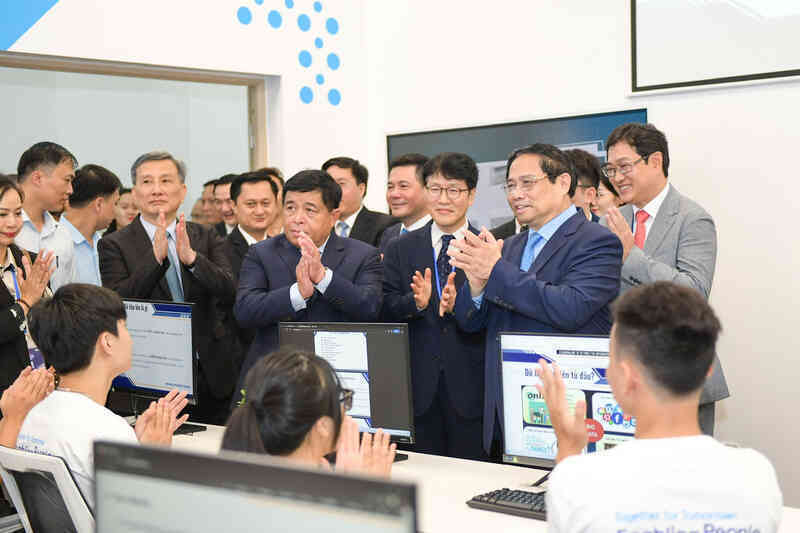 Viettel, Samsung, SpaceX hội tụ tại Triển lãm Quốc tế Đổi mới sáng tạo Việt Nam 2023: Trình diễn hàng loạt công nghệ mới, công bố chip 5G - Ảnh 11. Viettel, Samsung, SpaceX hội tụ tại Triển lãm Quốc tế Đổi mới sáng tạo Việt Nam 2023: Trình diễn hàng loạt công nghệ mới, công bố chip 5G - Ảnh 11.