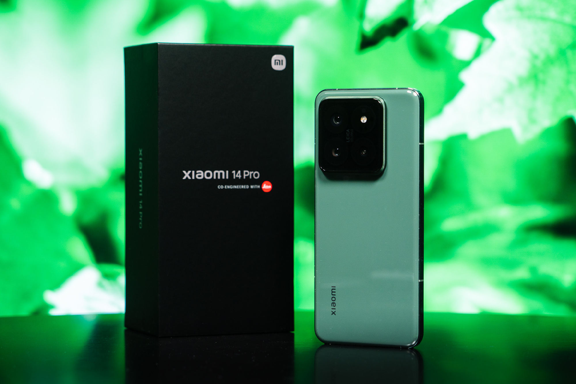 Ảnh thực tế Xiaomi 14 Pro mới ra mắt: Màn hình siêu sáng, khung viền vuông, nâng cấp camera Leica