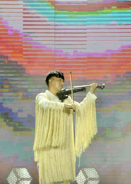 Hoàng Rob mở màn Better Choice Awards 2023 đầy thăng hoa: tiếng đàn violin điệu nghệ kết hợp công nghệ hiện đại!