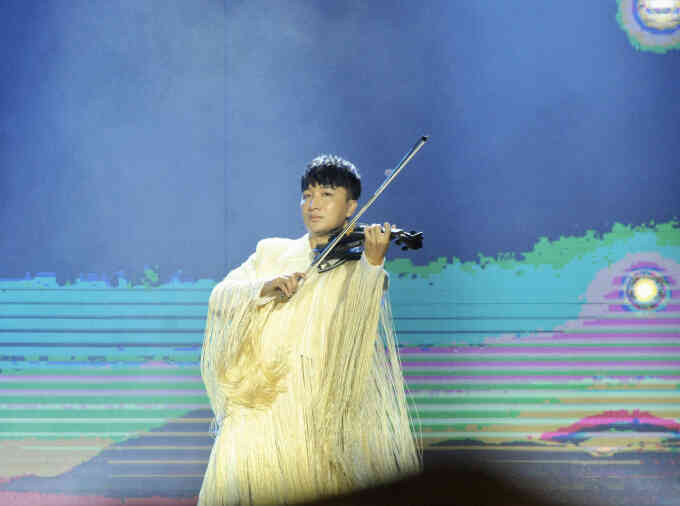 Hoàng Rob mở màn Better Choice Awards 2023 đầy thăng hoa: tiếng đàn violin điệu nghệ kết hợp công nghệ hiện đại! - Ảnh 3. Hoàng Rob mở màn Better Choice Awards 2023 đầy thăng hoa: tiếng đàn violin điệu nghệ kết hợp công nghệ hiện đại! - Ảnh 3.
