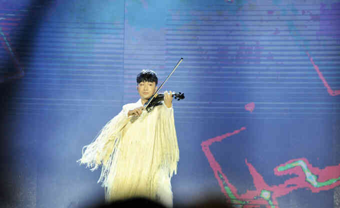 Hoàng Rob mở màn Better Choice Awards 2023 đầy thăng hoa: tiếng đàn violin điệu nghệ kết hợp công nghệ hiện đại! - Ảnh 4. Hoàng Rob mở màn Better Choice Awards 2023 đầy thăng hoa: tiếng đàn violin điệu nghệ kết hợp công nghệ hiện đại! - Ảnh 4.