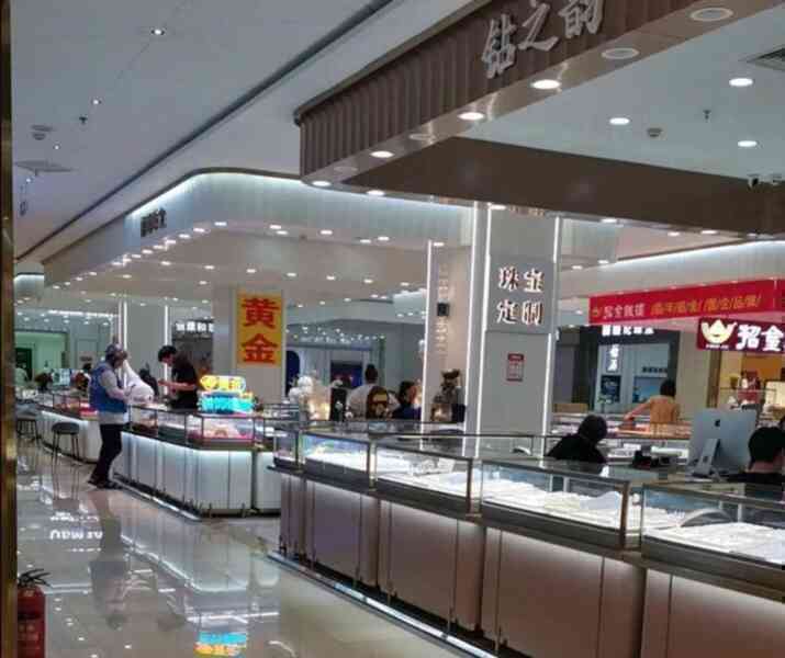 Kim cương - Từ "cù lừa marketing thế kỷ" đến hiện thực tàn khốc: Giá rớt 40%, khách hàng "chọn kim cương nhân tạo cho rẻ" hoặc "mua vàng cho chắc ăn" - Ảnh 3. Kim cương - Từ "cù lừa marketing thế kỷ" đến hiện thực tàn khốc: Giá rớt 40%, khách hàng "chọn kim cương nhân tạo cho rẻ" hoặc "mua vàng cho chắc ăn" - Ảnh 3.