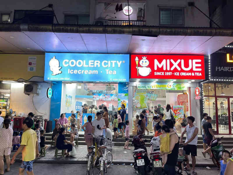 Giá rẻ - công thức bất bại của Mixue trở thành con dao 2 lưỡi: Nhan nhản thương hiệu tương tự, sẵn sàng hạ giá, đặt cửa hàng ngay bên cạnh