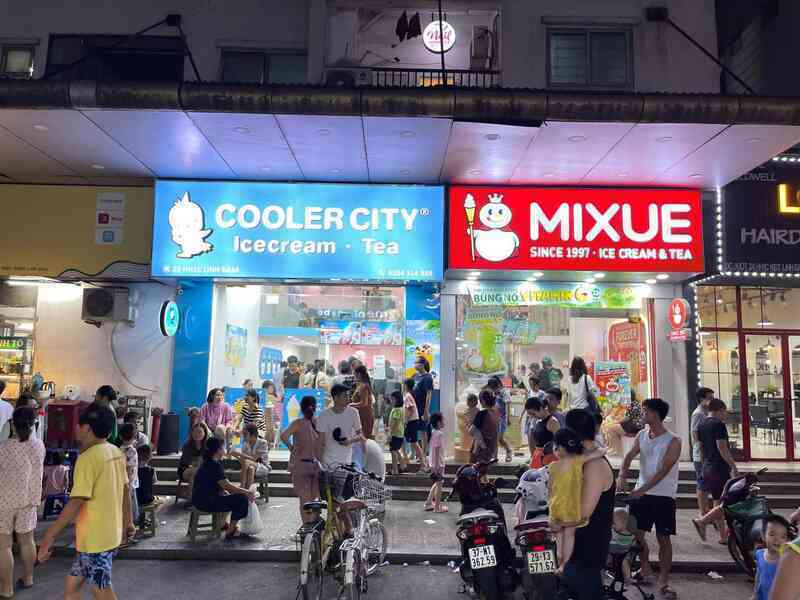 Giá rẻ - công thức bất bại của Mixue trở thành con dao 2 lưỡi: Nhan nhản thương hiệu tương tự, sẵn sàng hạ giá, đặt cửa hàng ngay bên cạnh - Ảnh 3. Giá rẻ - công thức bất bại của Mixue trở thành con dao 2 lưỡi: Nhan nhản thương hiệu tương tự, sẵn sàng hạ giá, đặt cửa hàng ngay bên cạnh - Ảnh 3.
