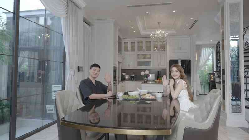 Khám phá căn bếp trong “lâu đài” 100 tỷ của Huyền Baby: Có tới 2 không gian nấu nướng, đủ món gia dụng cao cấp - Ảnh 8. Khám phá căn bếp trong “lâu đài” 100 tỷ của Huyền Baby: Có tới 2 không gian nấu nướng, đủ món gia dụng cao cấp - Ảnh 8.