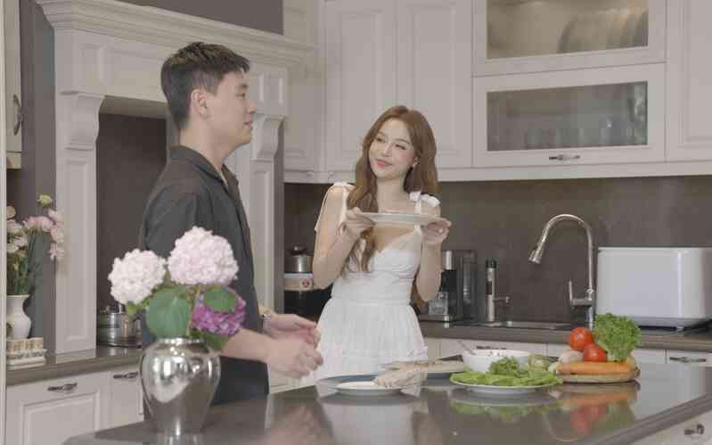 Khám phá căn bếp trong “lâu đài” 100 tỷ của Huyền Baby: Có tới 2 không gian nấu nướng, đủ món gia dụng cao cấp - Ảnh 9. Khám phá căn bếp trong “lâu đài” 100 tỷ của Huyền Baby: Có tới 2 không gian nấu nướng, đủ món gia dụng cao cấp - Ảnh 9.