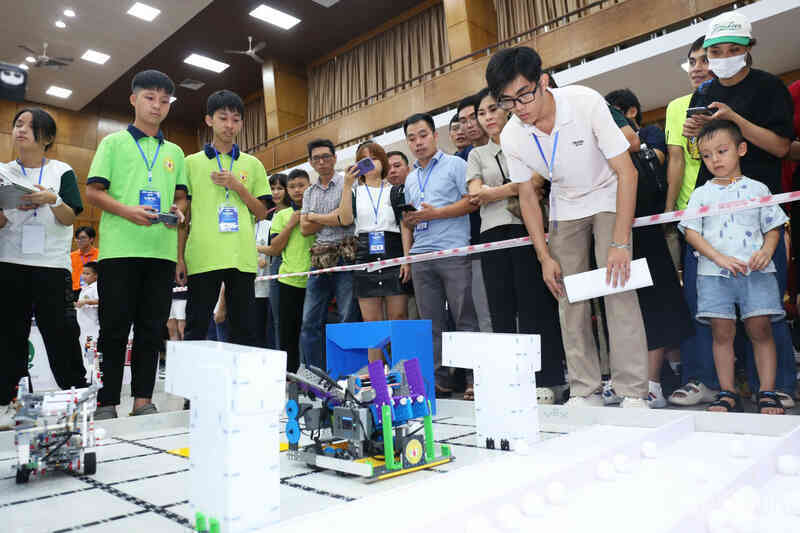 Học sinh Việt Nam so tài tối ưu, điều khiển robot