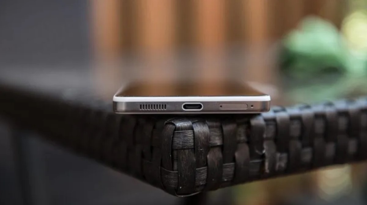 Essential Phone ra mắt năm 2017 cũng có khung titan.jpg Essential Phone ra mắt năm 2017 cũng có khung titan.jpg