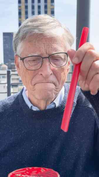 Video Bill Gates uống trà sữa với con gái út 'gây bão' mạng xã hội