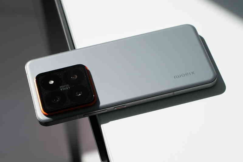 "Học tập" Apple, Xiaomi 14 Pro có thêm phiên bản viền Titan giống iPhone 15 Pro Max, giá đắt hơn - Ảnh 3. "Học tập" Apple, Xiaomi 14 Pro có thêm phiên bản viền Titan giống iPhone 15 Pro Max, giá đắt hơn - Ảnh 3.