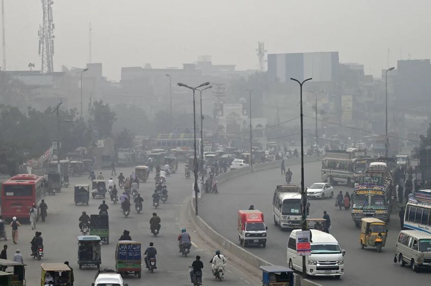 Pakistan: Thành phố 13 triệu dân phải đóng cửa vì không khí độc hại - Ảnh 2. Pakistan: Thành phố 13 triệu dân phải đóng cửa vì không khí độc hại - Ảnh 2.
