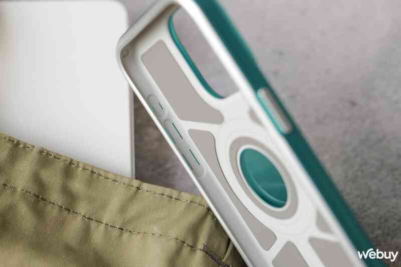 Trên tay 2 mẫu ốp lưng siêu độc lạ của Spigen dành cho iPhone 15 Pro Max- Ảnh 13. Trên tay 2 mẫu ốp lưng siêu độc lạ của Spigen dành cho iPhone 15 Pro Max- Ảnh 13.