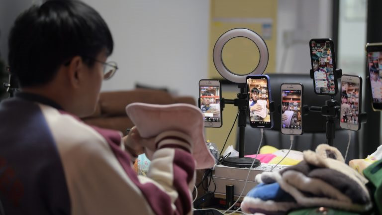 TikToker nổi tiếng hô hào người xem mua hàng giả trên TikTok Shop: Apple Watch Ultra mà giá có 800 nghìn?