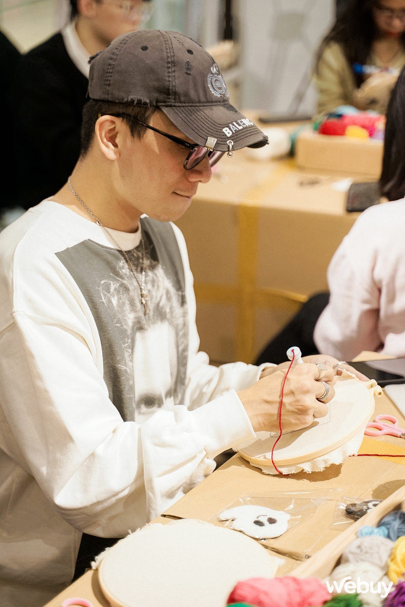 Giới trẻ Hà Nội thích thú nhập hội “Iu Vĩbe”, tự làm ốp lưng len thêu tay và in áo với Galaxy Z Flip5- Ảnh 16.