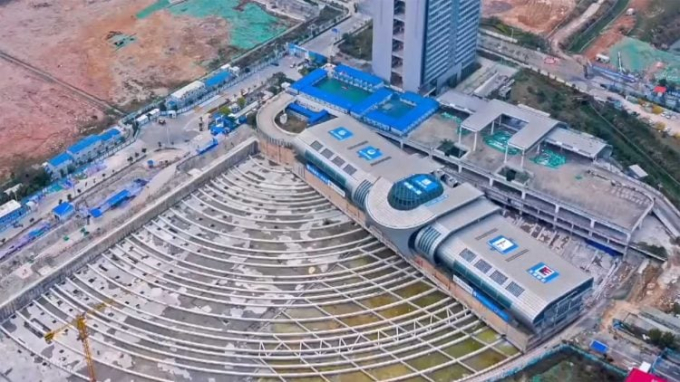 Để bến xe buýt nặng 30.000 tấn di chuyển hàng trăm mét bằng cách 'đi bộ', các kĩ sư Trung Quốc làm được điều không tưởng