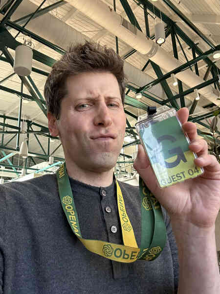 Sam Altman đến trụ sở OpenAI trong vai khách vãng lai sau màn sa thải đột ngột