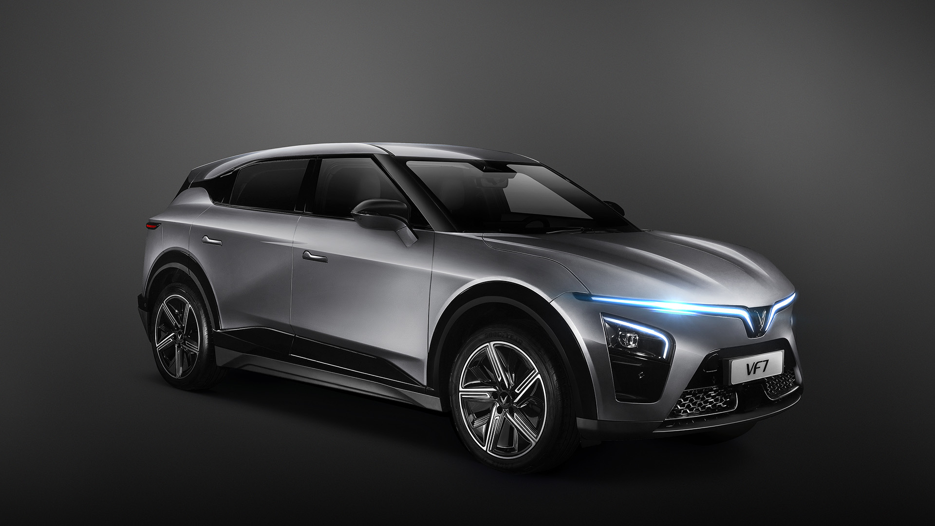 VinFast VF 7 chốt giá từ 850 triệu: Đi tối đa 431 km, thuê pin từ 2,9 triệu/tháng, giao xe trước Tết