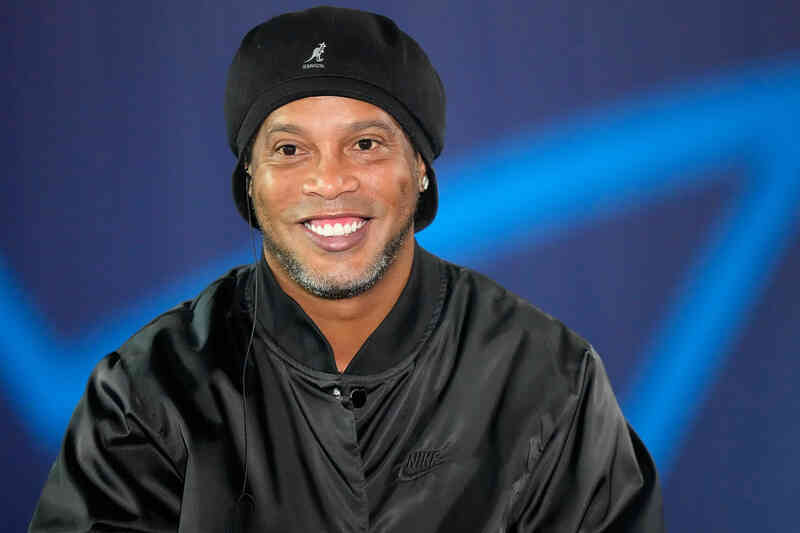 Ronaldinho và bài học "triệu phú" mạt thế