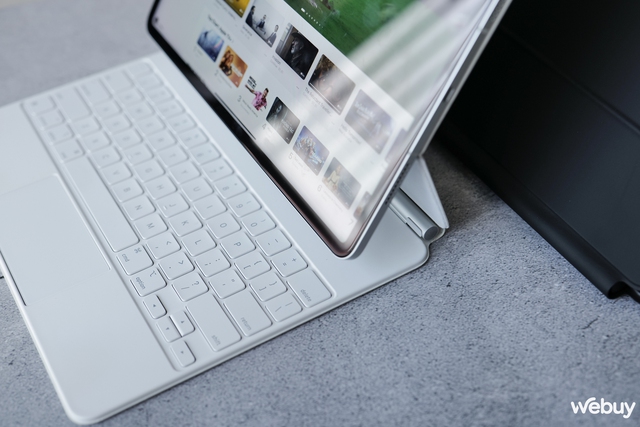 Đây là bàn phím bay cho iPad Pro, giá chỉ bằng một nửa hàng chính hãng mà còn có thêm cả tính năng đặc biệt này