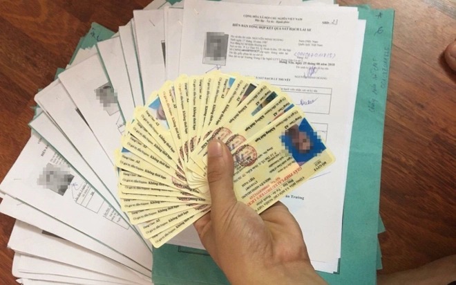 5 loại giấy tờ cần có để đổi giấy phép lái xe online từ thẻ giấy sang thẻ nhựa- Ảnh 2. 5 loại giấy tờ cần có để đổi giấy phép lái xe online từ thẻ giấy sang thẻ nhựa- Ảnh 2.
