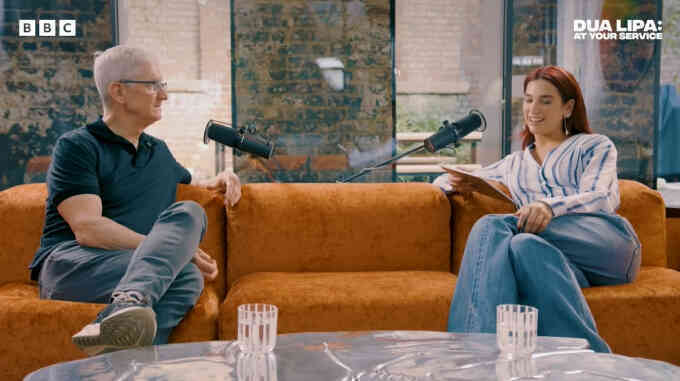 Quá khứ ít ai biết của CEO Apple: Đi giao báo kiếm tiền khi mới 13 tuổi, tự bươn chải tiền học đại học vì bố mất việc