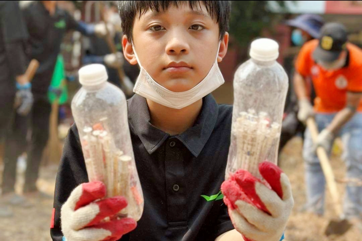 Trưởng nhóm Sài Gòn Xanh nói về hàng trăm tình nguyện viên ngâm mình dưới kênh đen: “Tụi mình không làm màu!”