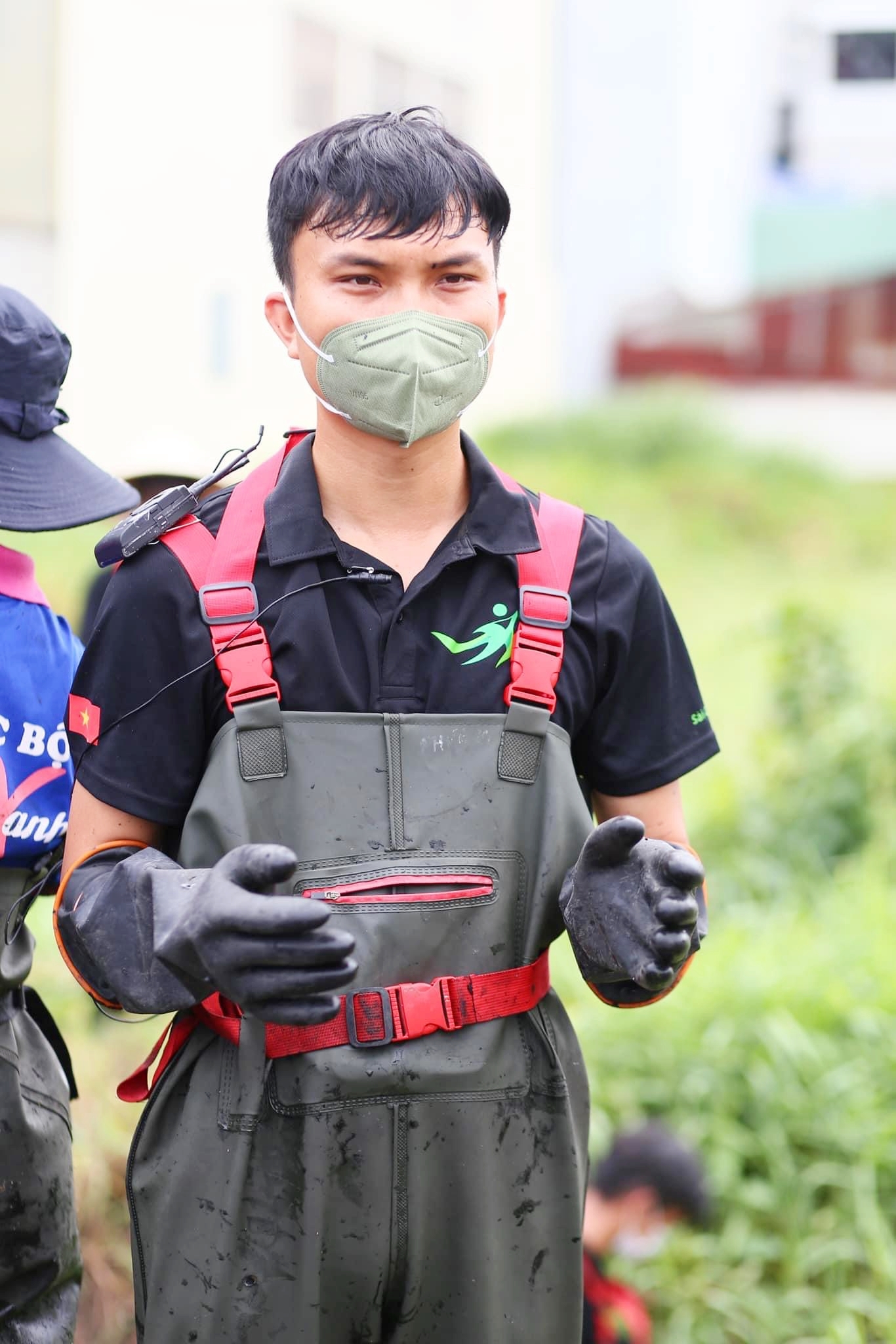 Nhóm bạn trẻ biến thành "siêu nhân"dọn rác, ngâm mình dưới nước để hồi sinh kênh đen khắp TP.HCM - Ảnh 3. Nhóm bạn trẻ biến thành "siêu nhân"dọn rác, ngâm mình dưới nước để hồi sinh kênh đen khắp TP.HCM - Ảnh 3.