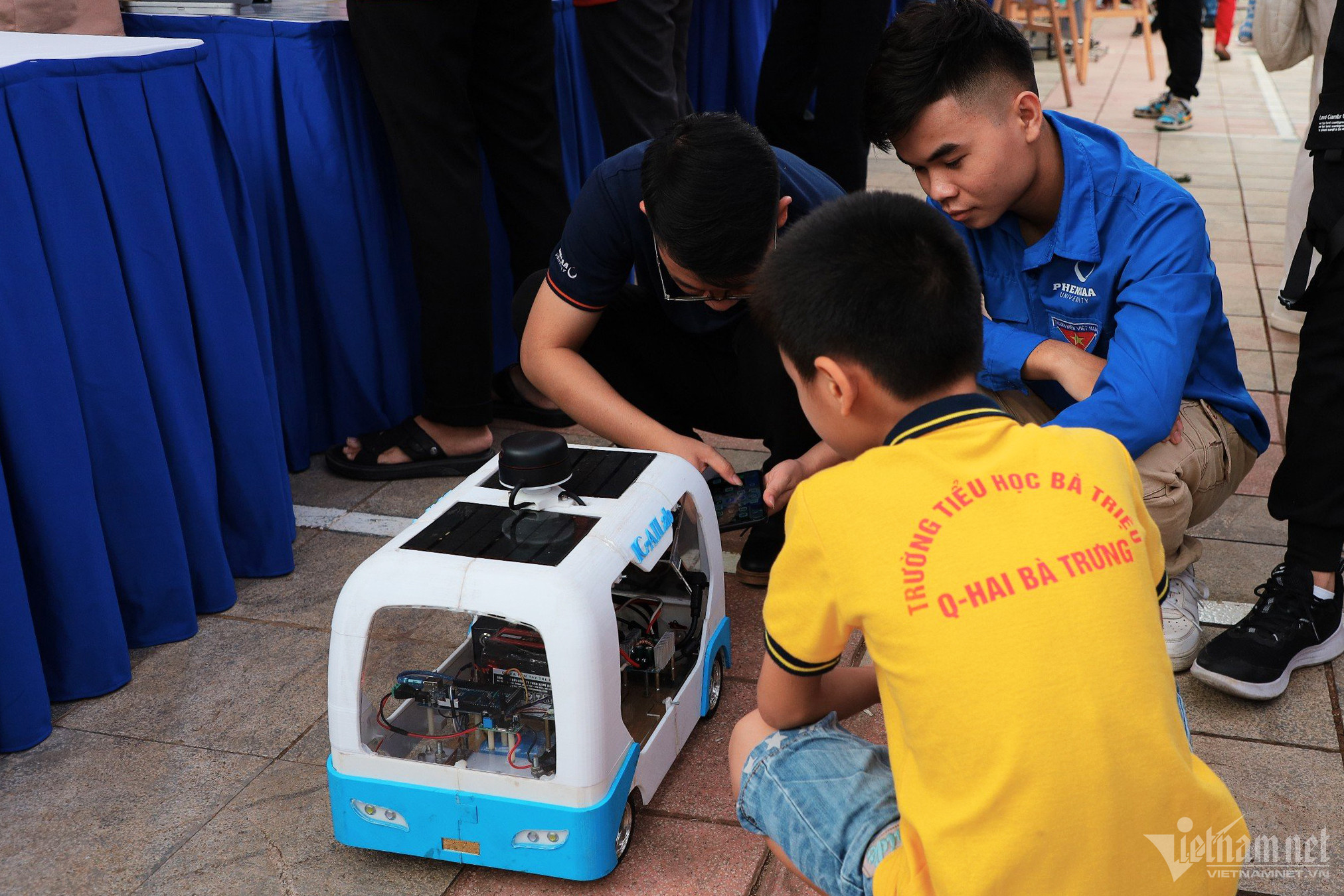 Giới trẻ Hà Nội hào hứng trải nghiệm xe tự hành, thiết bị IoT, robot