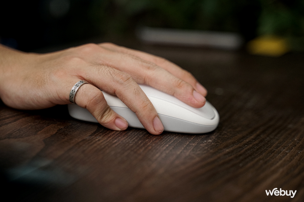 Ốp công thái học cho Apple Magic Mouse: Cầm “sướng” hơn, thêm sạc không dây nhưng dùng 1 phút là phải bỏ - Ảnh 3. Ốp công thái học cho Apple Magic Mouse: Cầm “sướng” hơn, thêm sạc không dây nhưng dùng 1 phút là phải bỏ - Ảnh 3.