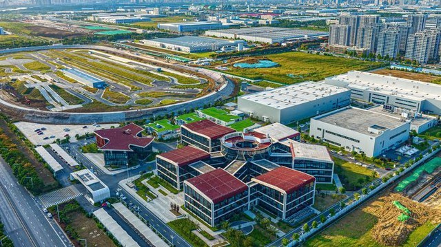 Chuyện ngược đời: Từ Toyota đến Volkswagen đang phải tới Trung Quốc học cách làm xe, không hiểu tại sao xe điện tại đây lại rẻ, tốt, và làm nhanh đến vậy