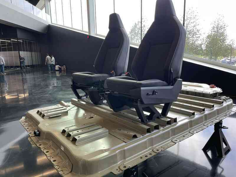 Siêu bán tải chạy điện Tesla Cybertruck lộ diện, kéo theo xe khác vẫn đánh bại Porsche 911- Ảnh 3. Siêu bán tải chạy điện Tesla Cybertruck lộ diện, kéo theo xe khác vẫn đánh bại Porsche 911- Ảnh 3.