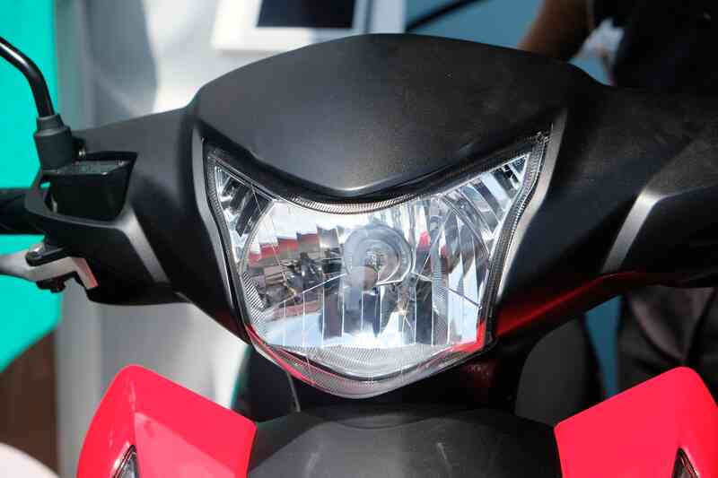 Ảnh thực tế Honda Wave RSX 2024 giá từ 22,4 triệu: Thể thao hơn, tem 3D, cạnh tranh Sirius- Ảnh 4. Ảnh thực tế Honda Wave RSX 2024 giá từ 22,4 triệu: Thể thao hơn, tem 3D, cạnh tranh Sirius- Ảnh 4.