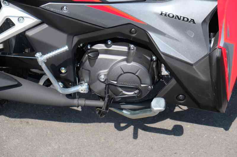 Ảnh thực tế Honda Wave RSX 2024 giá từ 22,4 triệu: Thể thao hơn, tem 3D, cạnh tranh Sirius- Ảnh 7. Ảnh thực tế Honda Wave RSX 2024 giá từ 22,4 triệu: Thể thao hơn, tem 3D, cạnh tranh Sirius- Ảnh 7.