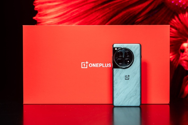 Ảnh thực tế OnePlus 12: Từng là "Flagship Killer", OnePlus giờ ra sao khi về lại tay OPPO?