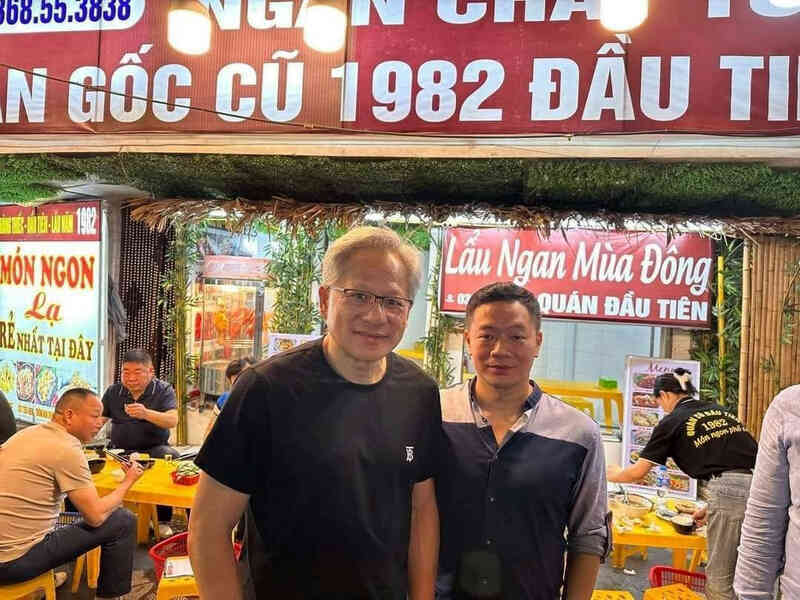 CEO VNG cùng CEO Tập đoàn chip hơn 1.000 tỷ USD của Mỹ đi ăn uống tại quán vỉa hè Hà Nội- Ảnh 2. CEO VNG cùng CEO Tập đoàn chip hơn 1.000 tỷ USD của Mỹ đi ăn uống tại quán vỉa hè Hà Nội- Ảnh 2.