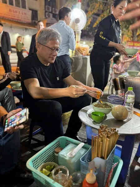 CEO VNG cùng CEO Tập đoàn chip hơn 1.000 tỷ USD của Mỹ đi ăn uống tại quán vỉa hè Hà Nội- Ảnh 3. CEO VNG cùng CEO Tập đoàn chip hơn 1.000 tỷ USD của Mỹ đi ăn uống tại quán vỉa hè Hà Nội- Ảnh 3.