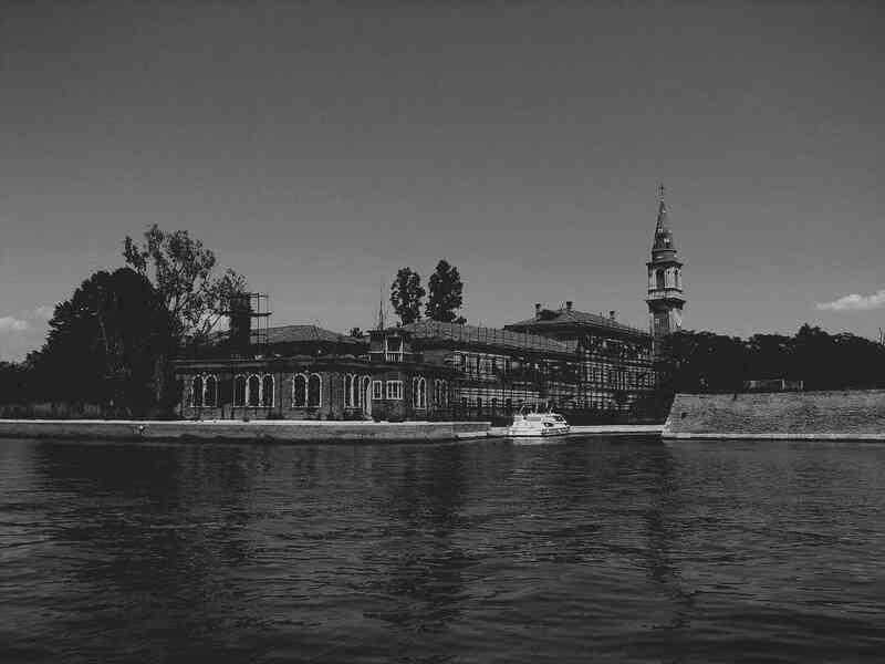 Đảo Poveglia: Hòn đảo bí ẩn và đáng sợ nhất thế giới vì những chuyện lạ khó lý giải- Ảnh 3. Đảo Poveglia: Hòn đảo bí ẩn và đáng sợ nhất thế giới vì những chuyện lạ khó lý giải- Ảnh 3.