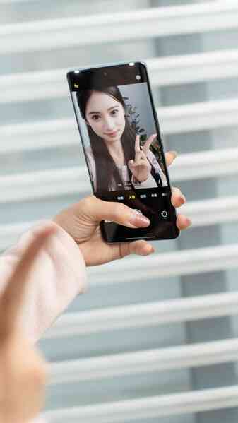 vivo ra mắt điện thoại chuyên selfie S18: 3 camera 50MP, Dimensity 9200+, giá 10,9 triệu đồng- Ảnh 2. vivo ra mắt điện thoại chuyên selfie S18: 3 camera 50MP, Dimensity 9200+, giá 10,9 triệu đồng- Ảnh 2.
