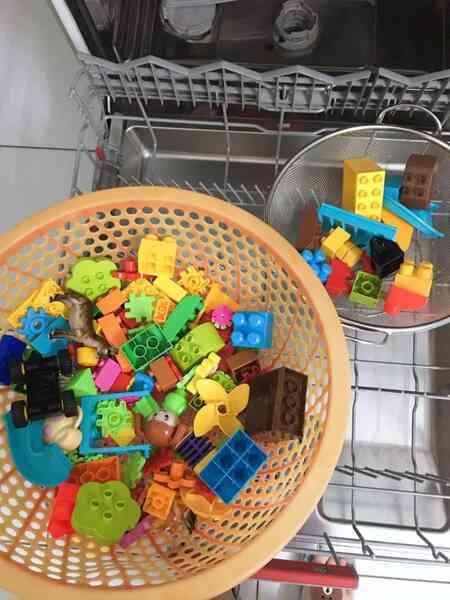 Tranh cãi chuyện giặt mũ bảo hiểm bằng máy rửa bát: Người ủng hộ, người lại thấy “rùng mình”- Ảnh 2. Tranh cãi chuyện giặt mũ bảo hiểm bằng máy rửa bát: Người ủng hộ, người lại thấy “rùng mình”- Ảnh 2.