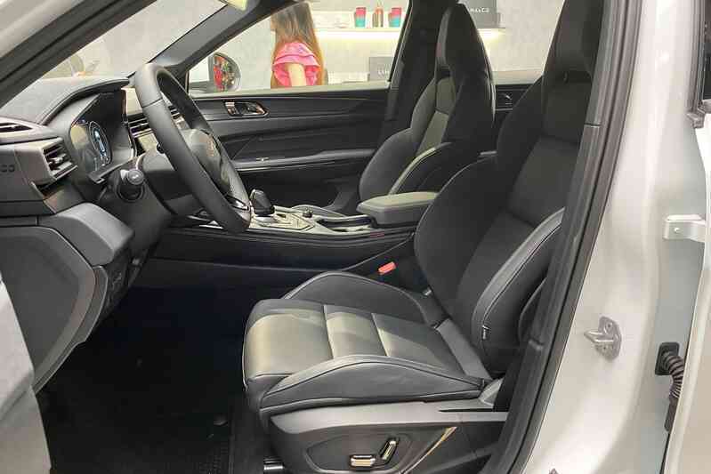 Ảnh thực tế Lynk & Co 01 vừa ra mắt VN: Cùng cỡ CX-5 nhưng trang bị cao cấp hơn hẳn, chờ giá để quyết định doanh số- Ảnh 11. Ảnh thực tế Lynk & Co 01 vừa ra mắt VN: Cùng cỡ CX-5 nhưng trang bị cao cấp hơn hẳn, chờ giá để quyết định doanh số- Ảnh 11.
