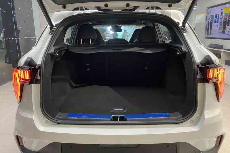 Ảnh thực tế Lynk & Co 01 vừa ra mắt VN: Cùng cỡ CX-5 nhưng trang bị cao cấp hơn hẳn, chờ giá để quyết định doanh số- Ảnh 13. Ảnh thực tế Lynk & Co 01 vừa ra mắt VN: Cùng cỡ CX-5 nhưng trang bị cao cấp hơn hẳn, chờ giá để quyết định doanh số- Ảnh 13.