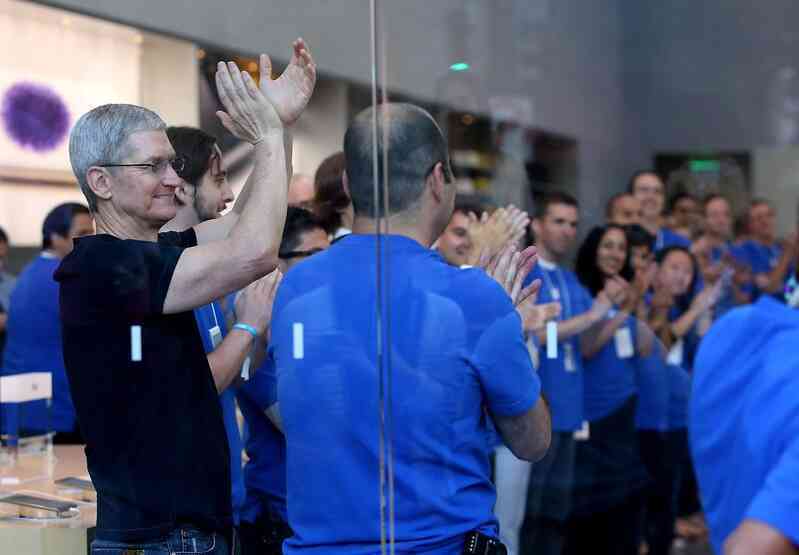 CEO Tim Cook tiết lộ những kỹ năng Apple tìm kiếm khi “săn” nhân tài: Phải tin rằng 1+1=3- Ảnh 3. CEO Tim Cook tiết lộ những kỹ năng Apple tìm kiếm khi “săn” nhân tài: Phải tin rằng 1+1=3- Ảnh 3.