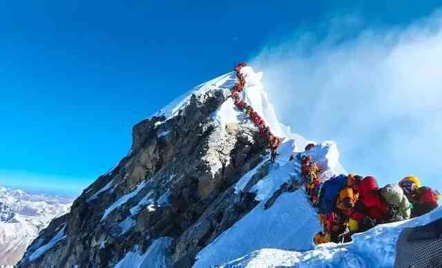 Tại sao việc leo lên đỉnh Everest phải bắt đầu lúc nửa đêm?