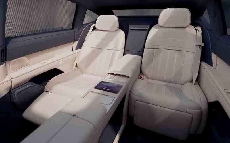Hãng xe điện Trung Quốc khoe hệ thống treo xịn như Rolls-Royce, ly nước không rơi một giọt dù đi qua gờ giảm tốc- Ảnh 3. Hãng xe điện Trung Quốc khoe hệ thống treo xịn như Rolls-Royce, ly nước không rơi một giọt dù đi qua gờ giảm tốc- Ảnh 3.