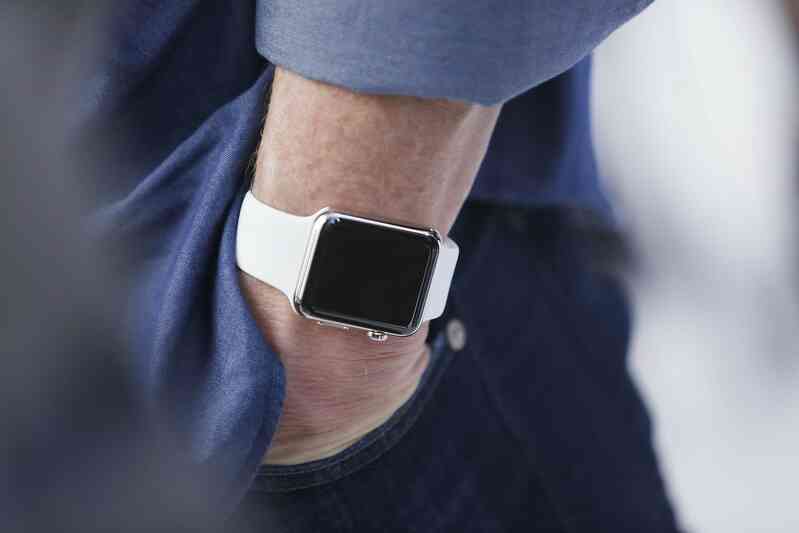 Apple Watch nguy cơ thành 'vết nhơ' trong sự nghiệp của Tim Cook: Nỗ lực 9 năm biến chiếc đồng hồ thành thiết bị y tế hóa nguy hiểm, chọc giận cả 1 ngành công nghiệp- Ảnh 2. Apple Watch nguy cơ thành 'vết nhơ' trong sự nghiệp của Tim Cook: Nỗ lực 9 năm biến chiếc đồng hồ thành thiết bị y tế hóa nguy hiểm, chọc giận cả 1 ngành công nghiệp- Ảnh 2.